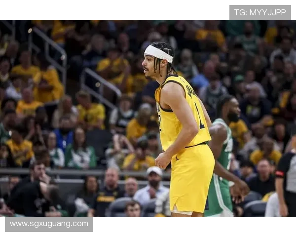 内姆哈德灵巧突破防线打板上篮轻松得分展现实力 内姆哈德灵巧突破防线打板上篮轻松得分展现实力