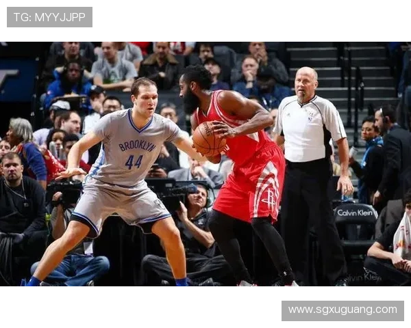 贾米森如何在防守中破解姚明的进攻威胁与技巧分析