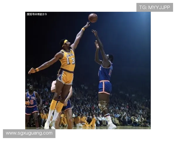 拉塞尔张伯伦姚明三位篮球巨星的辉煌成就与传奇故事探讨